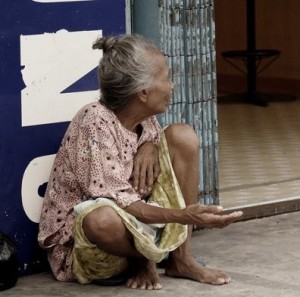 indonesian-beggar-woman
