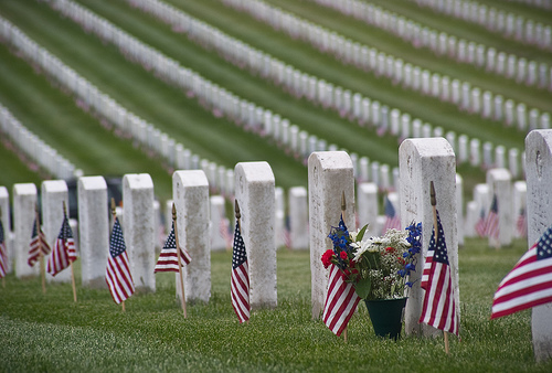 Graves_at_Arlington_on_Memorial_Day