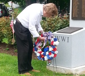 Mayor Dan DePaul places wreath at War Monument on May 25, 2020