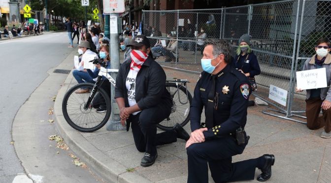 officers-kneel-floyd-protest